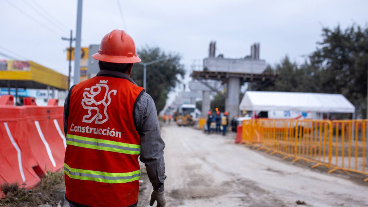 Tesla: Avanzan obras de acceso y ampliación de carriles